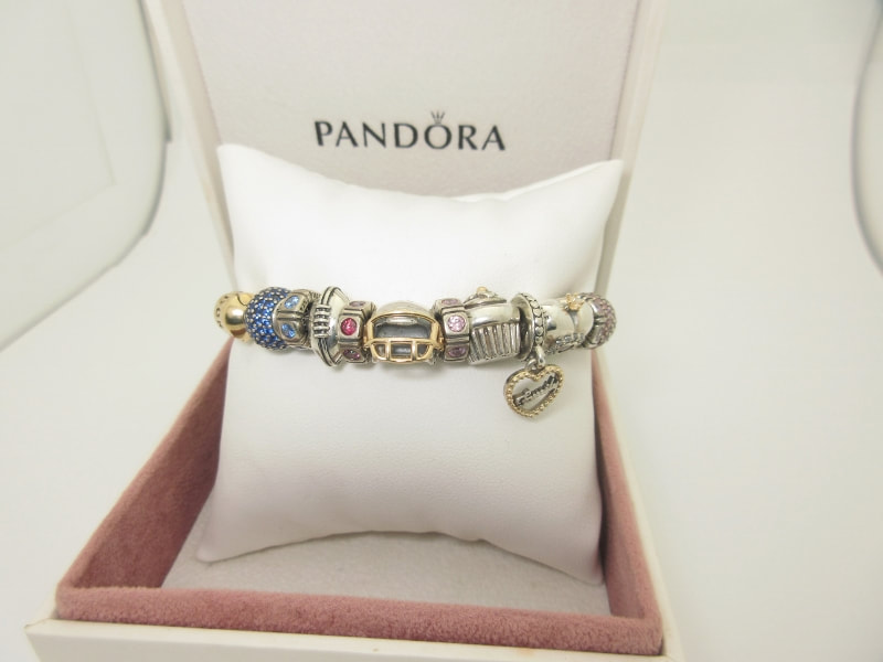 726 Bracelet Pandora Stock Photos, High-Res Pictures, and Images - Getty  Images